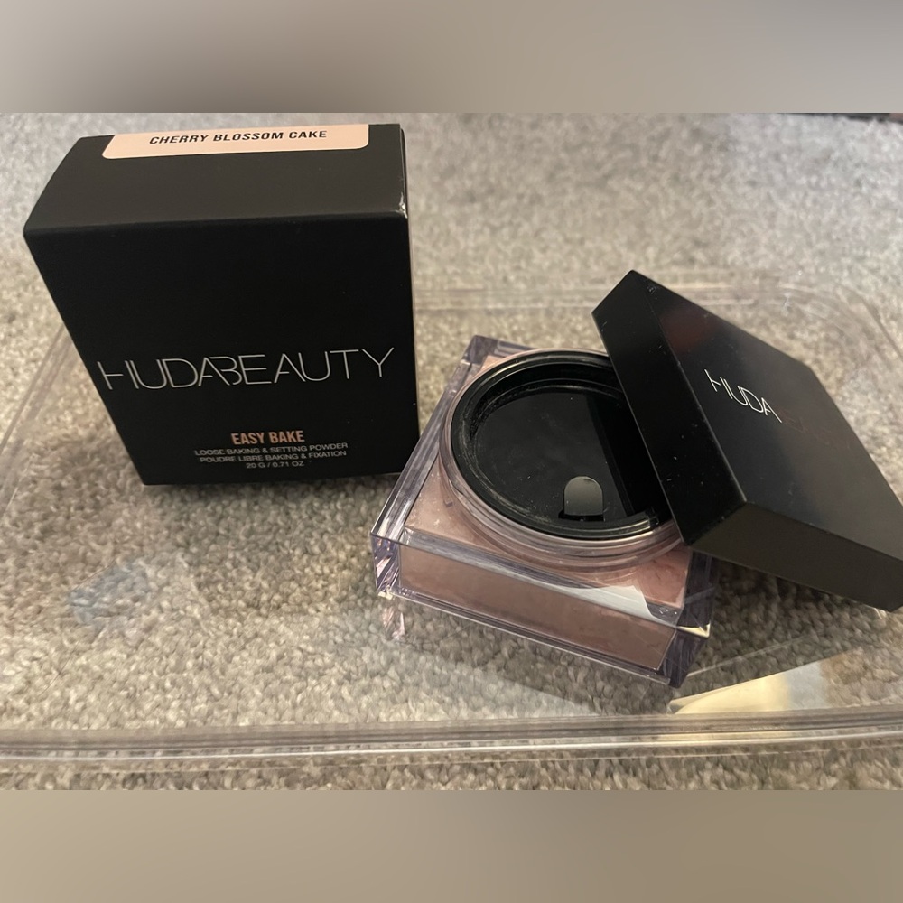 HUDA BEAUTY Cherry Blossom Setting Powder - Picture 4 of 4
